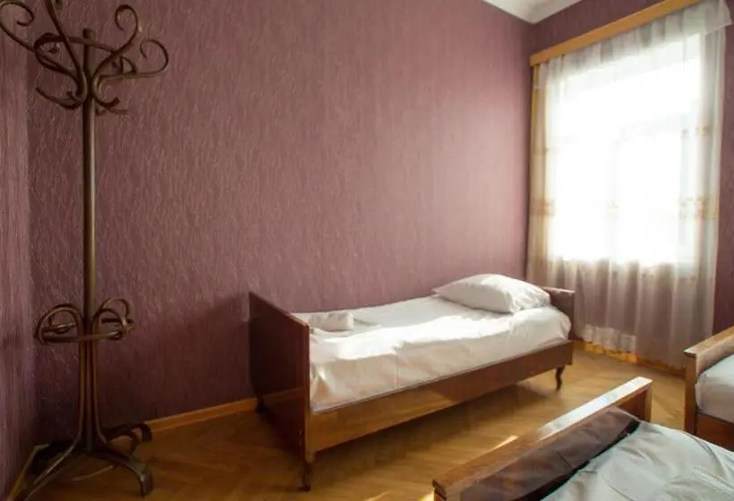 اتاق خانوادگی, Irakli Guest House