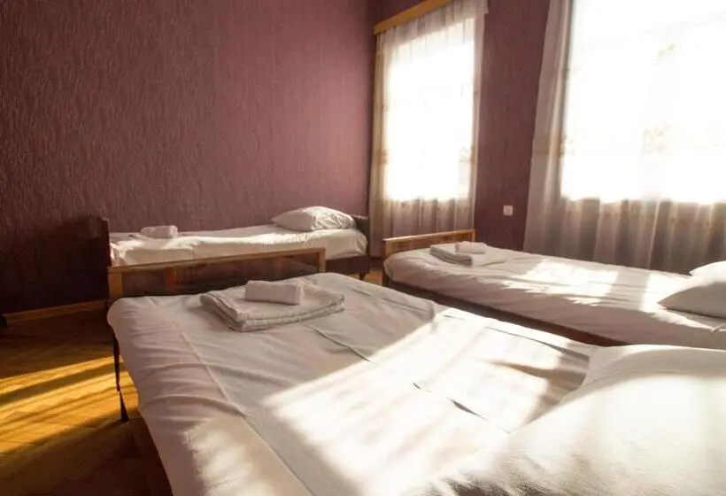 اتاق خانوادگی, Irakli Guest House