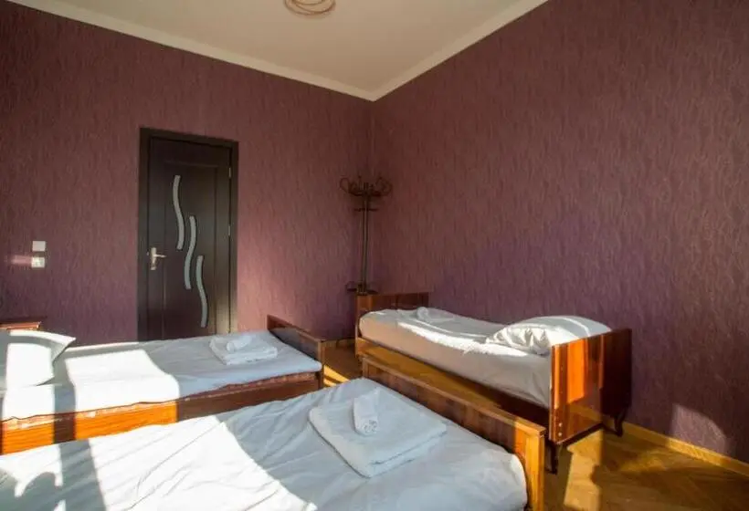 اتاق خانوادگی, Irakli Guest House