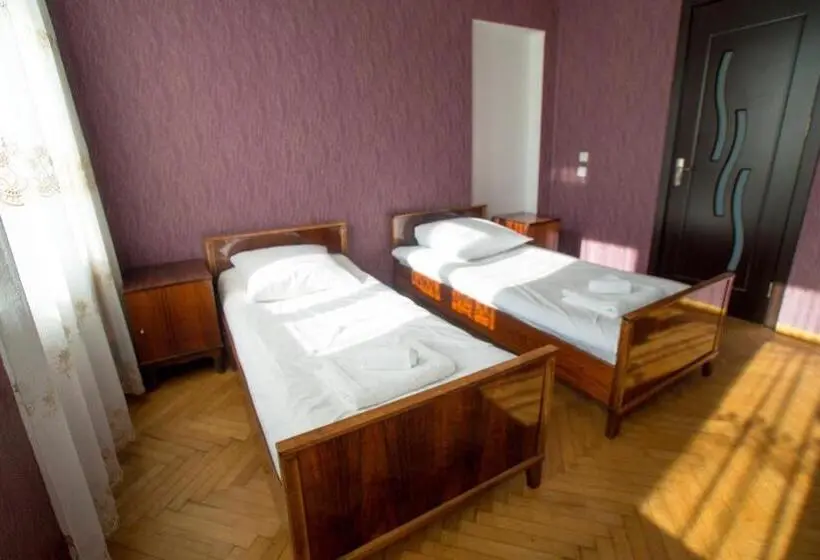 تختخواب در اتاق مشترک, Irakli Guest House
