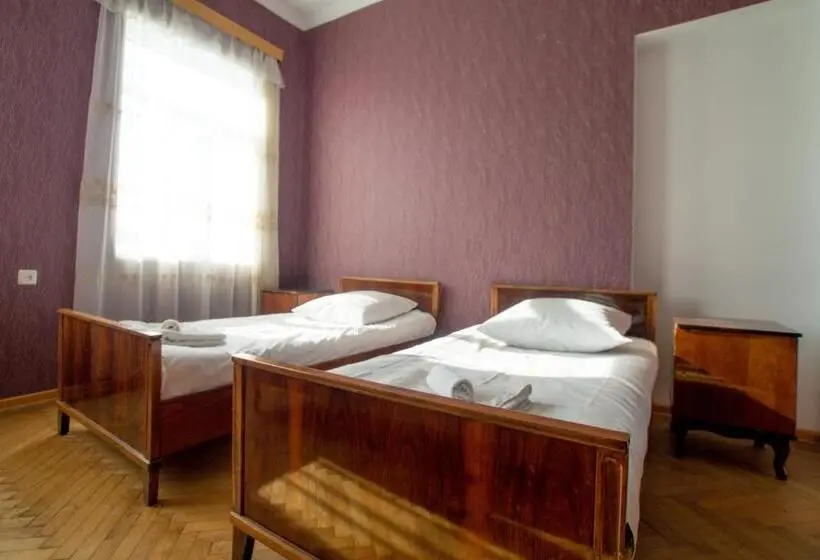 تختخواب در اتاق مشترک, Irakli Guest House