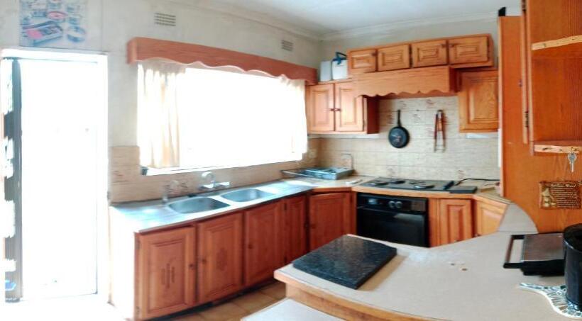 מיטה בחדר משותף, 54 Martjie Laan