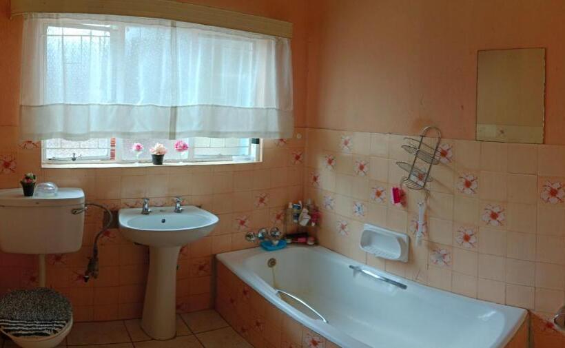 חדר אקונומי, 54 Martjie Laan