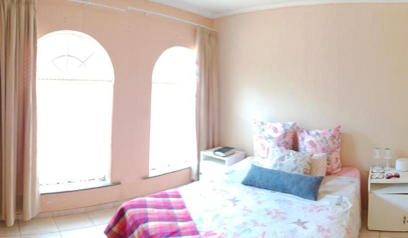 חדר אקונומי, 54 Martjie Laan