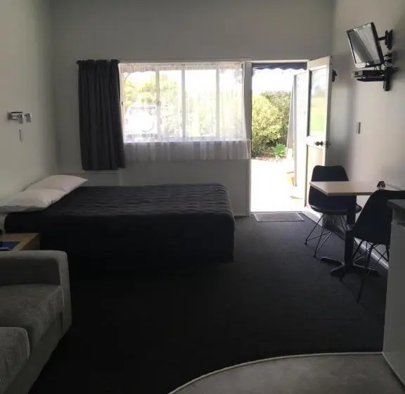 スタンダードスタジオ, Pukenui Lodge Motel