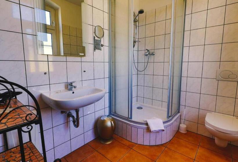 Economy-huone, Ryde & Hyde Budget