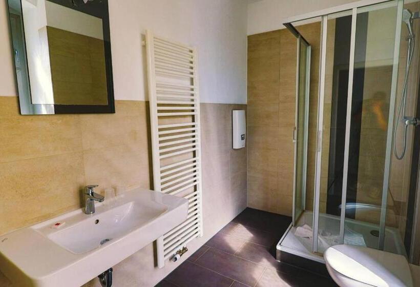 Economy Yhden Hengen Huone, Ryde & Hyde Budget