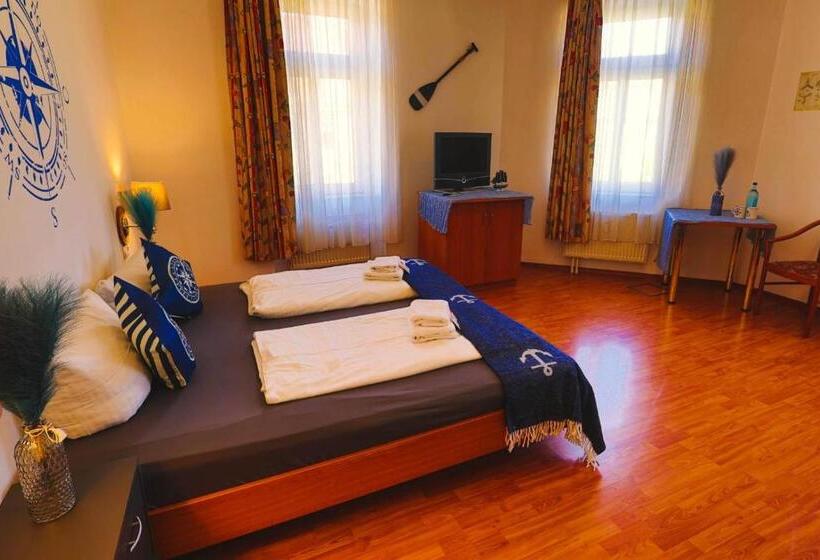 Basic Kolmen Hengen Huone, Ryde & Hyde Budget