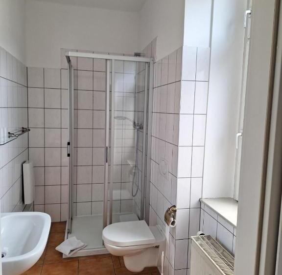 Basic Kolmen Hengen Huone, Ryde & Hyde Budget