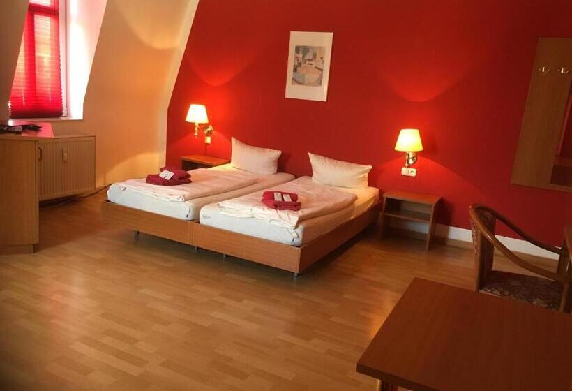 Basic Kolmen Hengen Huone, Ryde & Hyde Budget