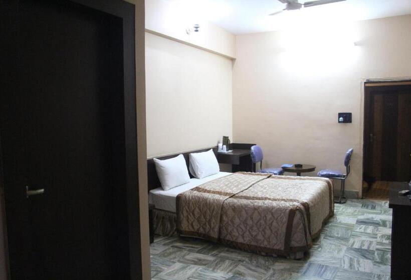 חדר דלוקס, Radhika