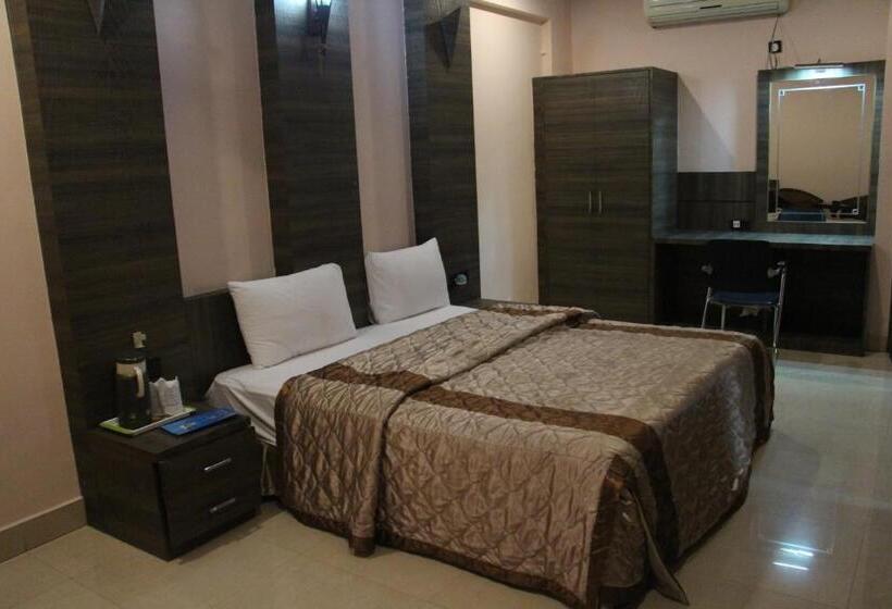 חדר דלוקס, Radhika