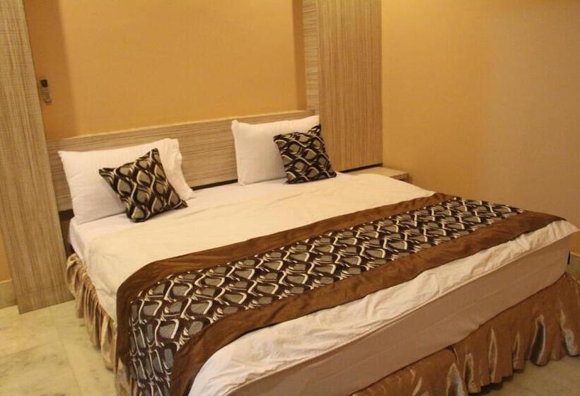 חדר סופריור, Radhika