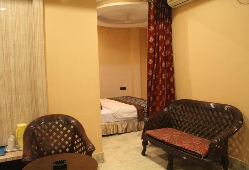 חדר סופריור, Radhika