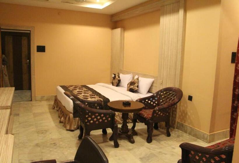 חדר סופריור, Radhika