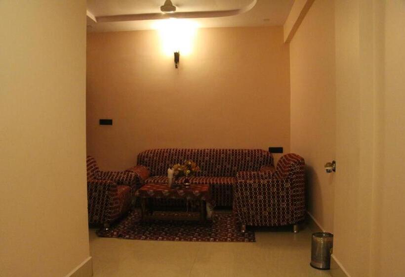 חדר סופריור, Radhika