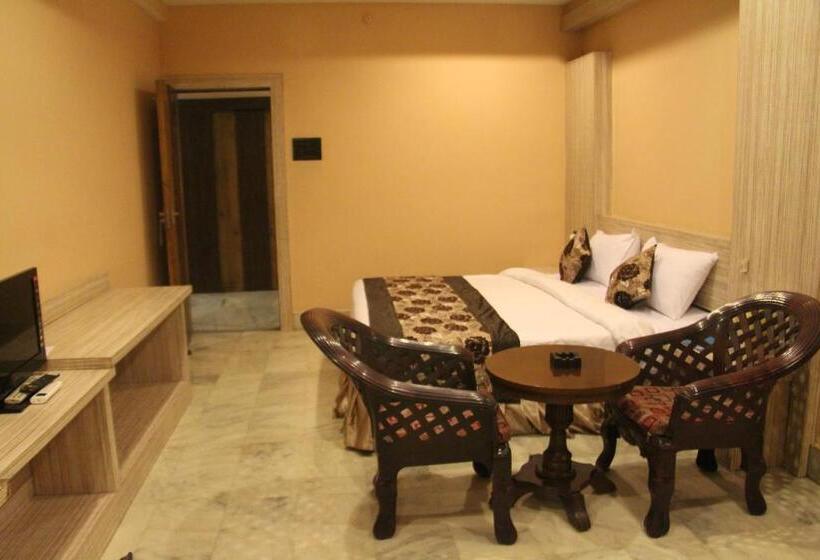 חדר סופריור, Radhika