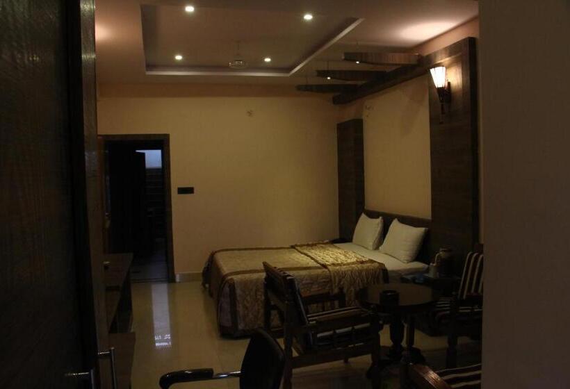 חדר סופריור, Radhika