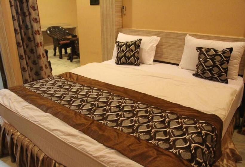 חדר סופריור, Radhika