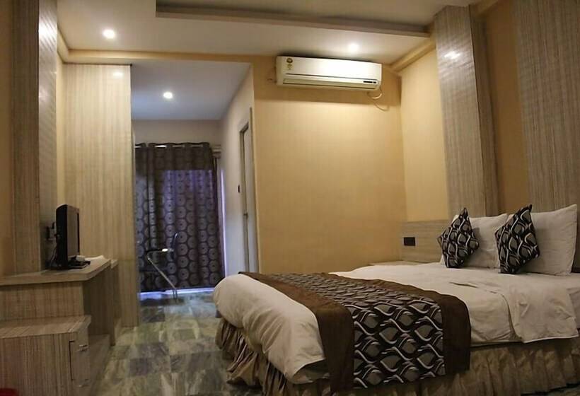 חדר סופריור, Radhika