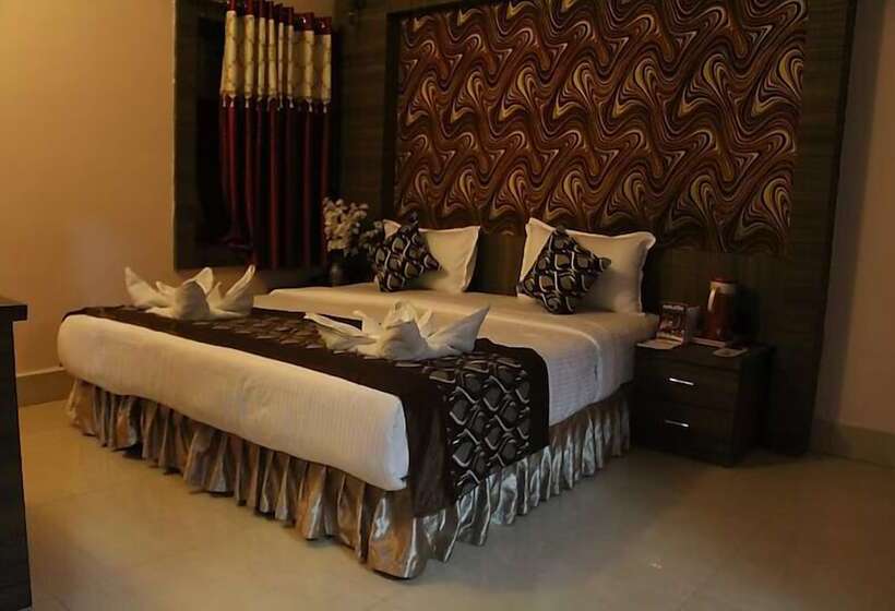 חדר סופריור, Radhika