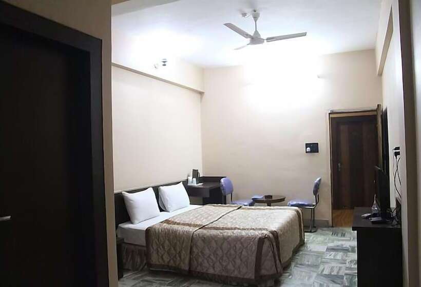 חדר סופריור, Radhika