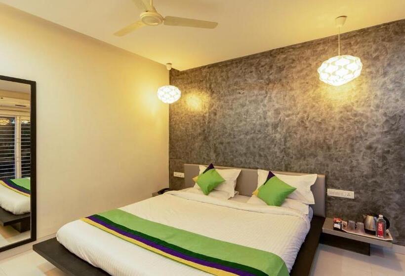 デラックスルーム, Treebo Midvalley Residence