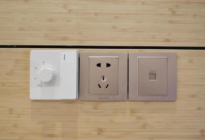 اتاق لوکس, Abraham Bohol