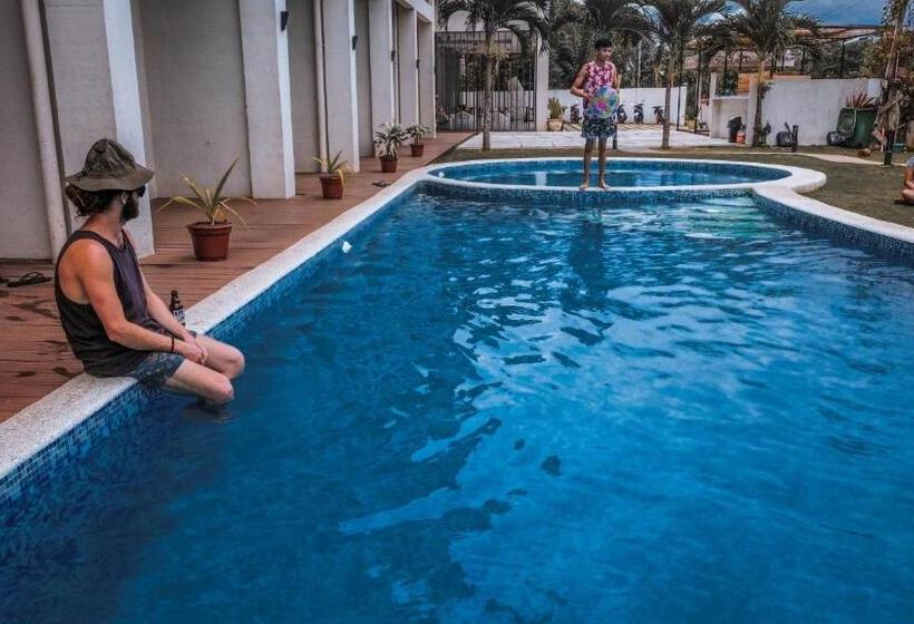 اتاق خانوادگی, Abraham Bohol