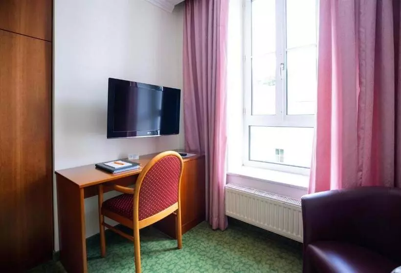 Economy Yhden Hengen Huone, Kurhaus Dr. Petershofer