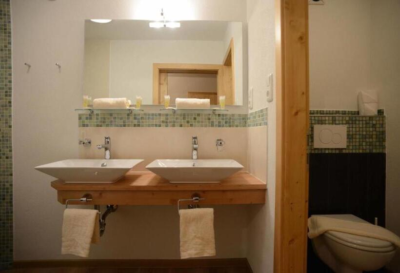 家庭公寓, Alpengasthof Zur Post