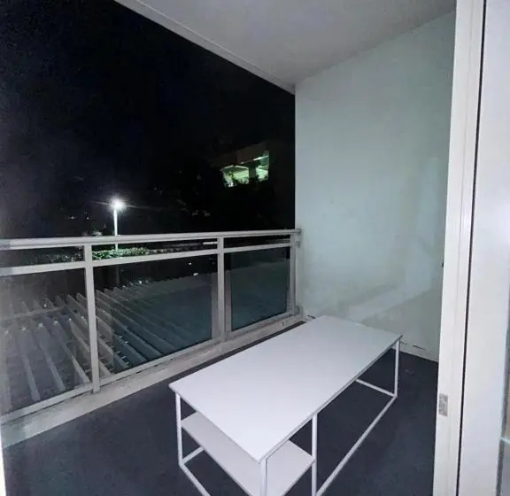 سوئیت با بالکن, Azure Staycation Ph