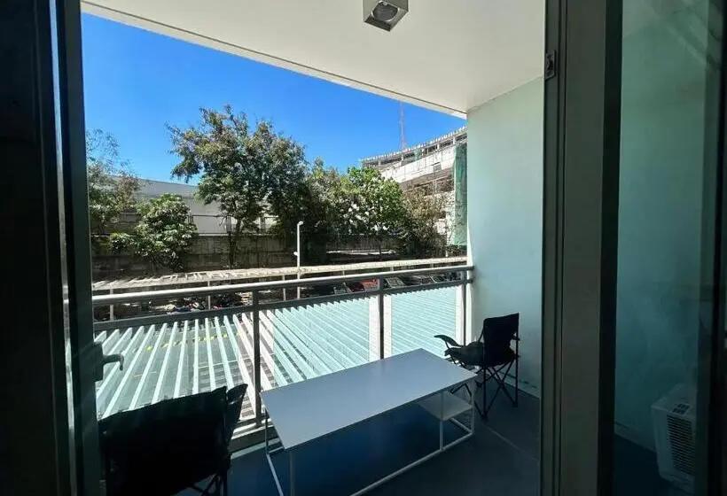 سوئیت با بالکن, Azure Staycation Ph