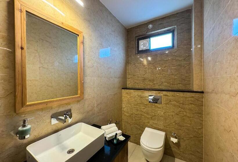 חדר סטנדרט לשלושה עם מרפסת, Corbett Bunglow , Jim Corbett