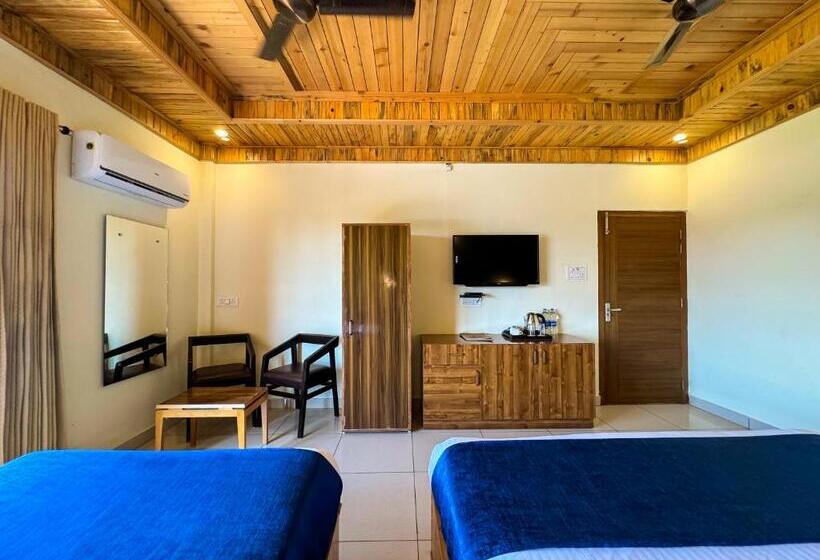 חדר סטנדרט לשלושה עם מרפסת, Corbett Bunglow , Jim Corbett