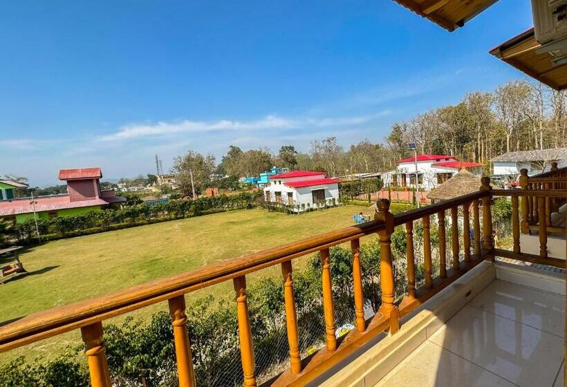 חדר סטנדרט לשלושה עם מרפסת, Corbett Bunglow , Jim Corbett