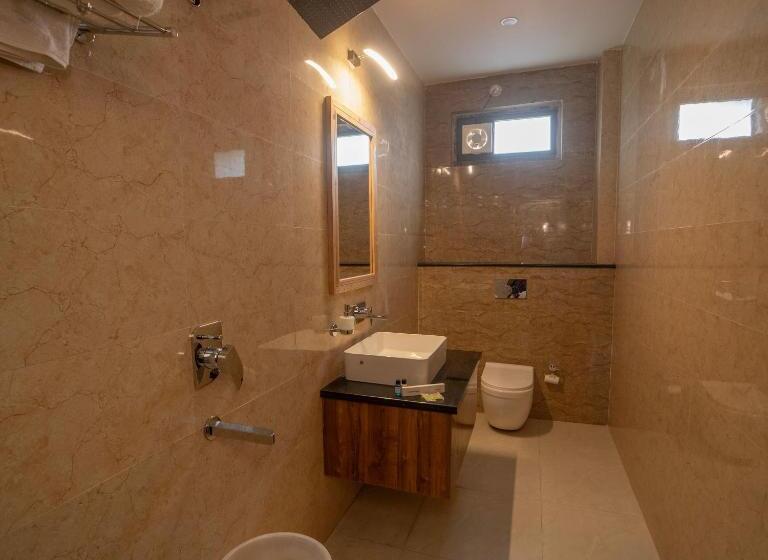 חדר סטנדרט לשלושה עם מרפסת, Corbett Bunglow , Jim Corbett