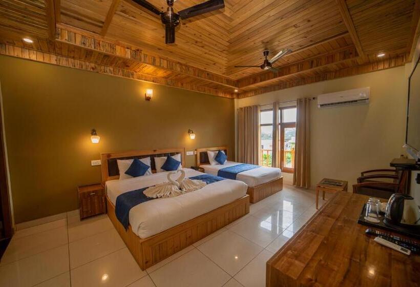 חדר סטנדרט לשלושה עם מרפסת, Corbett Bunglow , Jim Corbett