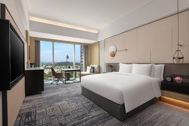 キングサイズベッドのスタンダードルーム, Crowne Plaza Jiangmen Binjiang, An Ihg