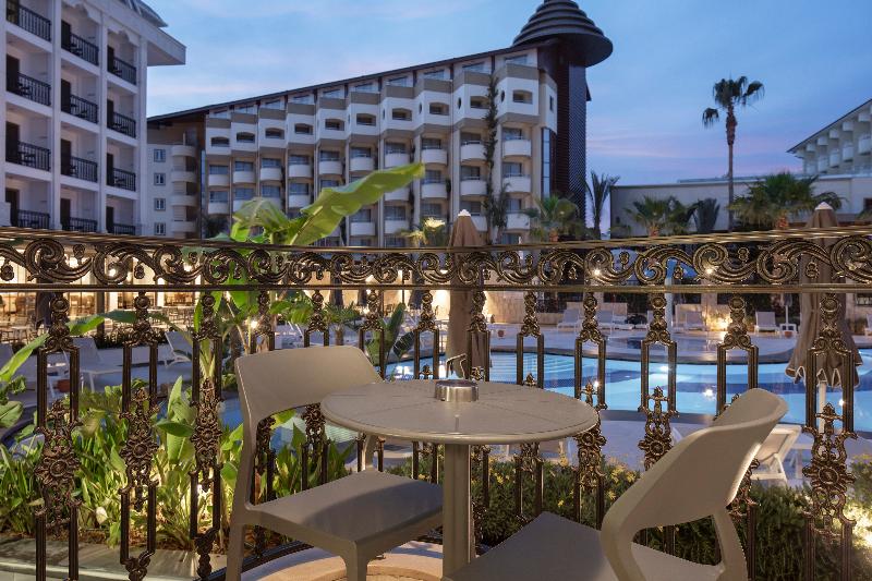 キングサイズベッドのスタンダードルーム, Crowne Plaza Jiangmen Binjiang, An Ihg