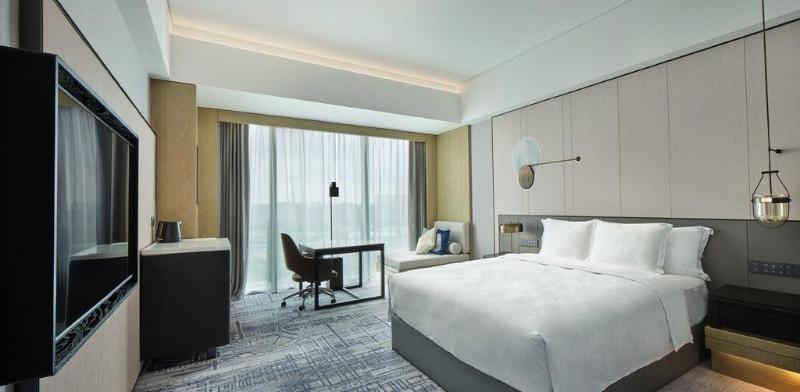 キングサイズベッドのスイートルーム, Crowne Plaza Jiangmen Binjiang, An Ihg
