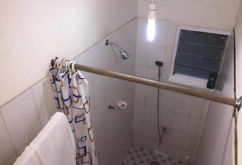 اتاق استاندارد سه تخته با بالکن, Lord S Hands Guest House Hotel