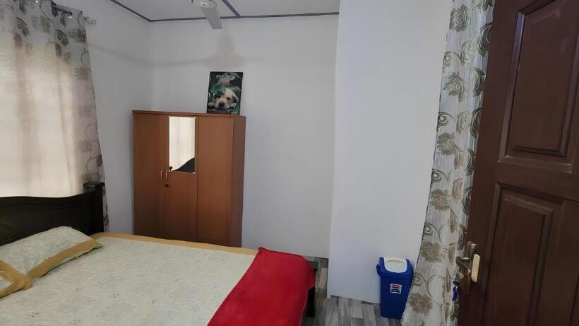 带阳台的三人标准间, Lord S Hands Guest House Hotel