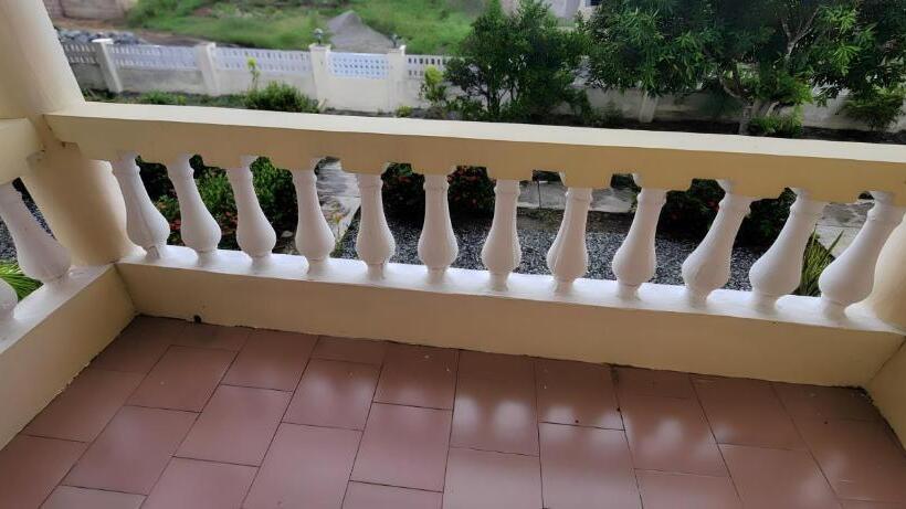 اتاق استاندارد سه تخته با بالکن, Lord S Hands Guest House Hotel