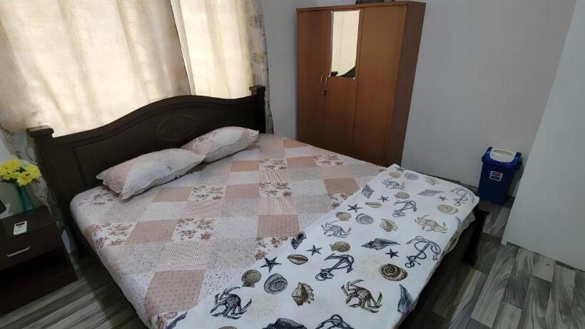 带阳台的三人标准间, Lord S Hands Guest House Hotel