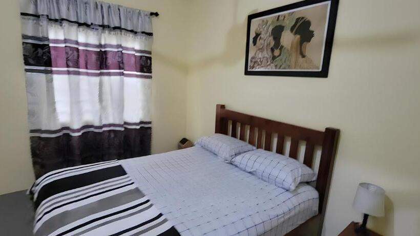 اتاق استاندارد سه تخته با بالکن, Lord S Hands Guest House Hotel