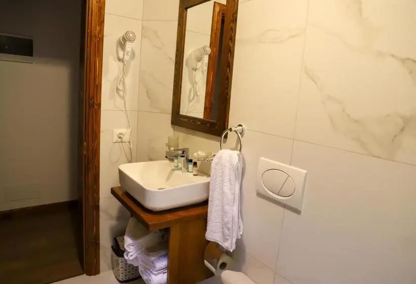 اتاق استاندارد سه نفره, Koroni Boutique