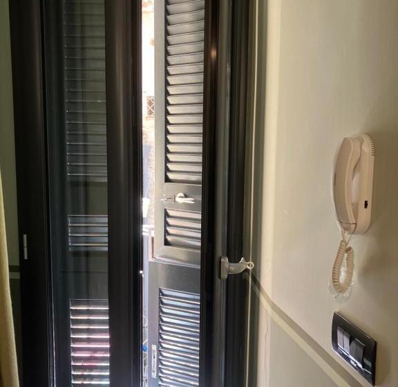 استودیوی استاندارد, Alma Megaris