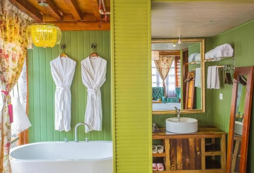 庭の見えるジュニアスイート, Lugu Lake In Love Inn Hostel