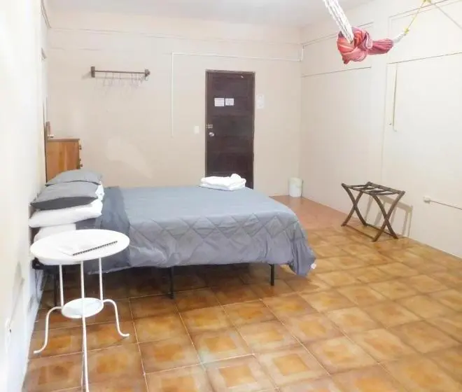 اتاق اکونومی, Arnold's Guest House